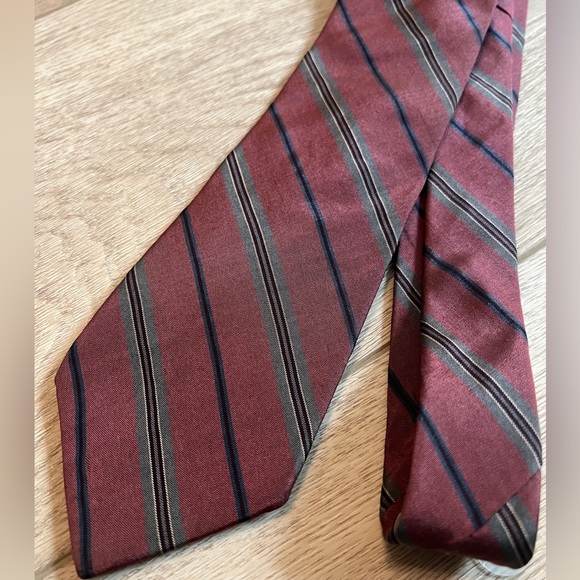 Vintage CHRISTIAN DIOR Tie, 100% Silk, Paris New York, Burgundy-Navy Striped - Picture 3 of 3
